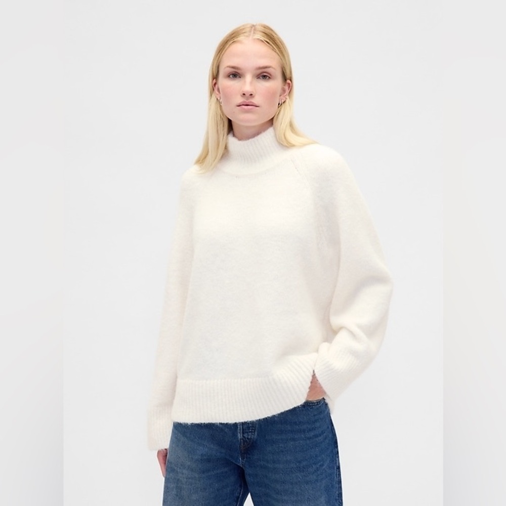 Gap Women’s Fuzzy Oversized Slouchy Turtleneck Sweater Cream Size Medium NWOT